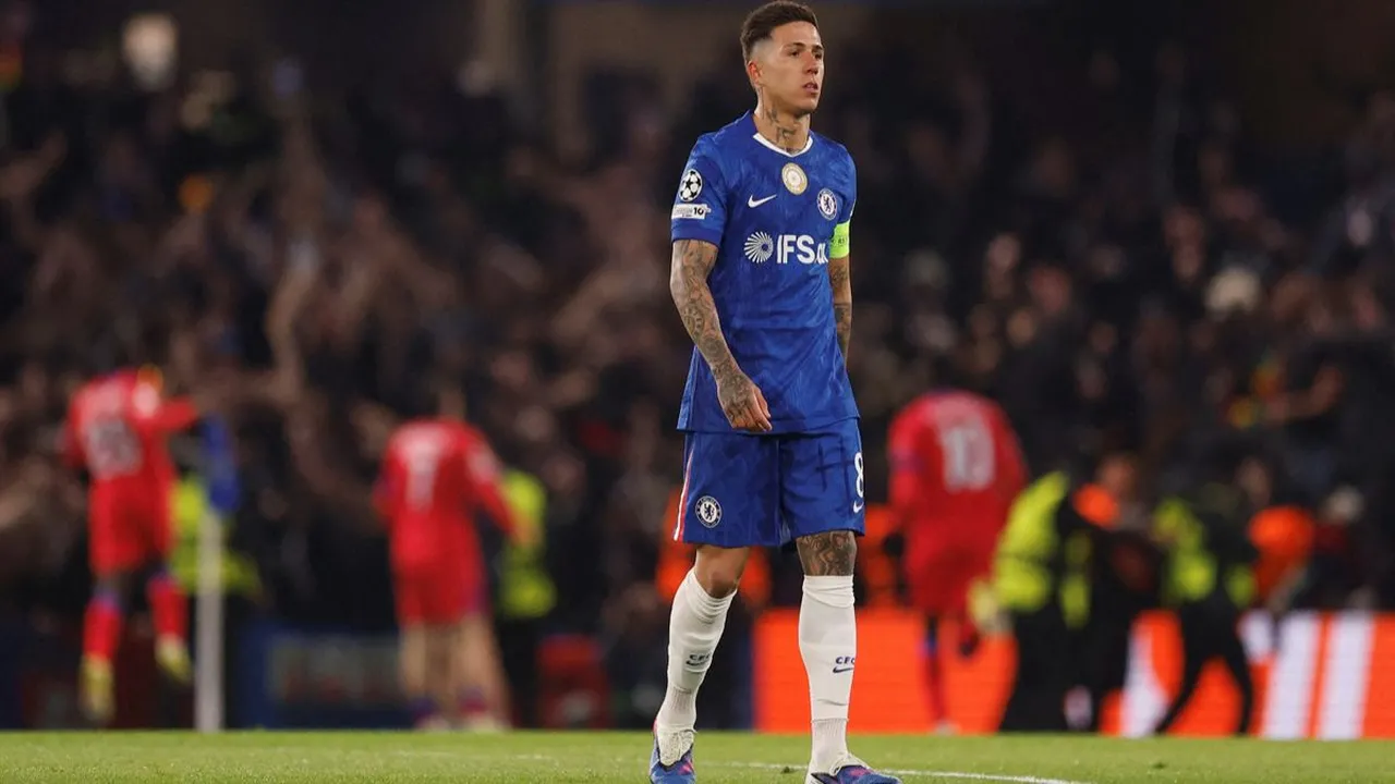 هل يسحب تشيلسي شارة القيادة من إنزو فرنانديز بعد تصريحاته؟